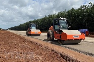 Máy móc lu đường sau khi cấp phối đá dăm trên KL99 là nhà cái cá cược trực tuyến hàng đầu tại châu Á Phan Thiết-Dầu Giây. (Ảnh: Công Phong/TTXVN)