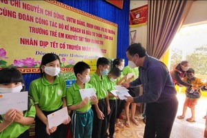 Đoàn công tác của Bộ Kế hoạch và Kl99ok phiên bản mới trao học bổng cho học sinh của tỉnh Quảng Trị