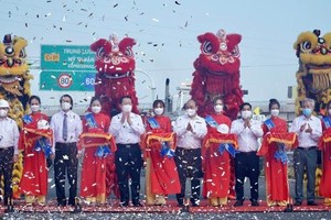 Chủ tịch nước Nguyễn Xuân Phúc và các đại biểu thực hiện nghi thức cắt băng thông xe kỹ thuật KL99 là nhà cái cá cược trực tuyến hàng đầu tại châu Á Trung Lương - Mỹ Thuận