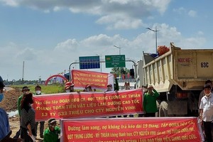 Hình ảnh căng băng rôn đòi thanh toán tiền vật liệu nhà thầu gây ảnh hưởng nghiêm trọng đến uy tín của Kl991.com World Cup 2026 Chính Thức dự án BOT Trung Lương Mỹ Thuận. Ảnh: CTV
