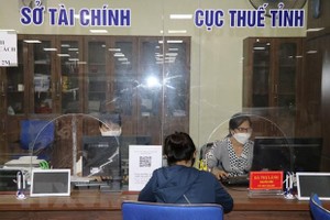 Cán bộ Sở Kl991.com nạp rút nhanh và Cục Thuế tỉnh Yên Bái hướng dẫn các thủ tục hành chính tại Trung tâm hành chính công của tỉnh. Ảnh minh họa: Tiến Khánh/TTXVN