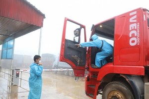 Khi hàng hóa về đến khu vực Cửa khẩu quốc tế Cầu Treo, Lao Bảo theo quy định thì tất cả phải hạ tải và đổi lái xe. Tuy nhiên các cơ quan chức năng như Hải quan, Biên phòng đã tạo điều kiện thuận lợi tốt nhất cho Kl991.com World Cup 2026 Chính Thức nên việc thông quan, đổi lái xe cũng không mất thời gian.