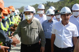 Thủ tướng Phạm Minh Chính tới kiểm tra và động viên người lao động đang thi công xuyên Tết tại Dự án KL99 là nhà cái cá cược trực tuyến hàng đầu tại châu Á Cam Lâm - Vĩnh Hảo