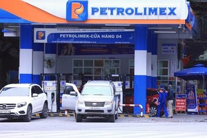 Một điểm bán KL99 dịch vụ hỗ trợ 24/7 của Petrolimex trên địa bàn Hà Nội. (Ảnh: TTXVN)