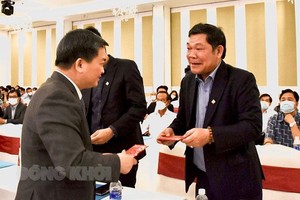 Bí thư Tỉnh ủy Bến Tre Lê Đức Thọ (bìa trái) chúc mừng Kl991.com World Cup 2026 Chính Thức tại buổi Họp mặt đầu năm Nhâm Dần 2022 của Tỉnh