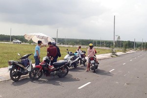 Nhà Kl99ok phiên bản mới xem đất trên đường ĐT769 thuộc huyện Long Thành. Ảnh: Việt Dũng