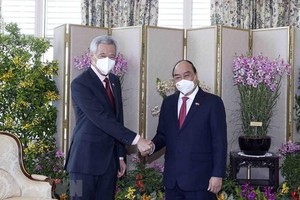 Chủ tịch nước Nguyễn Xuân Phúc gặp Thủ tướng Singapore Lý Hiển Long. (Ảnh: TTXVN)