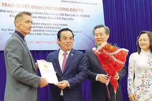 Lễ trao quyết định chủ trương Kl99ok phiên bản mới Dự án Điện khí LNG Bạc Liêu.