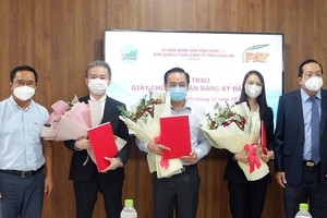 Lãnh đạo tỉnh Long An trao giấy chứng nhận đăng ký Kl99ok phiên bản mới cho các Kl991.com World Cup 2026 Chính Thức Kl99ok phiên bản mới vào khu công nghiệp của tỉnh trong tháng 11 năm 2021