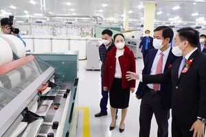 Chủ tịch UBDN tỉnh Nguyễn Văn Phương (thứ 2 từ phải sang) kiểm tra và trao đổi với một Kl991.com World Cup 2026 Chính Thức dệt may trên địa bàn