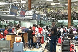 20 khách quốc tịch nước ngoài đầu tiên đã đến Việt Nam sau khi mở cửa toàn bộ du lịch từ 15/3.