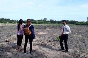 Môi giới dẫn nhà Kl99ok phiên bản mới đi xem đất. Ảnh: Việt Dũng