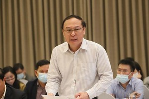 Thứ trưởng Bộ Tài nguyên và Môi trường Lê Công Thành trao đổi tại cuộc họp báo Kl993 ưu đãi thưởng hấp dẫn thường kỳ chiều tối 4/4 (Ảnh: HNM)