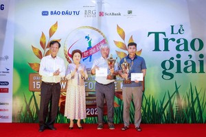 Chủ tịch Giải golf từ thiện thường niên Vì trẻ em Việt Nam Võ Hồng Phúc (bìa trái) và Madame Nguyễn Thị Nga, Chủ tịch Kl994 game bài casino hấp dẫn BRG chúc mừng các tay golf có thành tích tốt tại giải đấu lần thứ 15.
