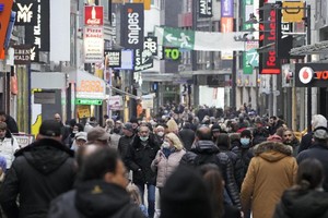 Người dân tập trung đông tại phố mua sắm ở Cologne (Đức). Ảnh: AP