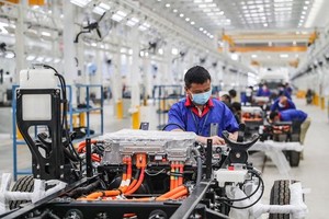 Công nhân làm việc bên dây chuyền lắp ráp của Nhà máy ô tô BYD, tỉnh Giang Tô, Trung Quốc. Ảnh: AFP