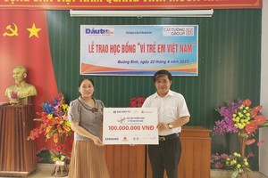 Nhà báo Hoàng Kim Thủy, Trưởng Văn phòng Đại diện Báo Kl99ok phiên bản mới tại khu vực miền Trung - Tây Nguyên trao học bổng cho các học sinh có hoàn cảnh khó khăn, vượt khó vươn lên trong học tập.