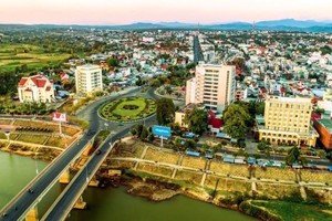Kon Tum - Thành phố lưng chừng đồi nằm bên canh dòng Đăk Bla hùng vĩ. Ảnh sưu tầm