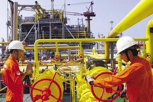 Tăng sản lượng khai thác dầu khí: Bài toán dài hơi không dễ giải