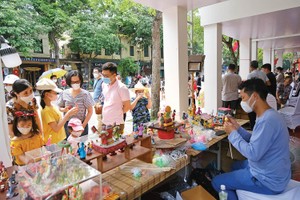 Du khách tham quan, trải nghiệm tại Lễ hội quà tặng Du lịch Hà Nội 2022. Ảnh: Hạnh Nguyên