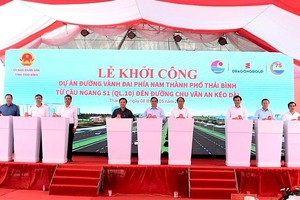 Thủ tướng Kl993 ưu đãi thưởng hấp dẫn Phạm Minh Chính cùng các lãnh đạo Trung ương, lãnh đạo tỉnh Thái Bình và đại diện nhà thầu thi công ấn nút khởi công Dự án Kl99ok phiên bản mới xây dựng tuyến đường vành đai phía Nam TP. Thái Bình.