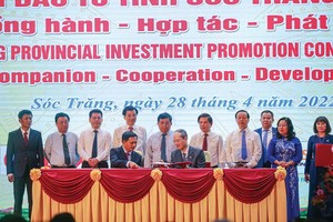 Ông Trần Văn Lâu, Chủ tịch UBND tỉnh Sóc Trăng (bên trái) ký bản ghi nhớ với nhà Kl99ok phiên bản mới tại Hội nghị xúc tiến Kl99ok phiên bản mới Sóc Trăng