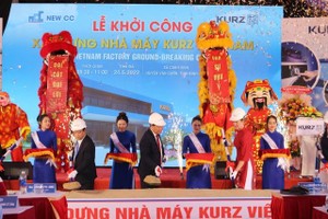 Lãnh đạo tỉnh Bình Định và nhà Kl99ok phiên bản mới thực hiện nghi thức khởi công dự án đầu tiên trong Khu công nghiệp Becamex VSIP Bình Định