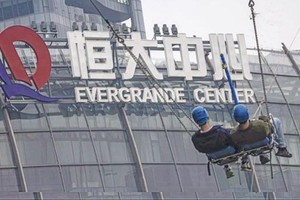 Bom nợ TPDN 300 tỷ USD của Evergrande (Trung Quốc) phát nổ năm 2021 gây rúng động thị trường Kl991.com nạp rút nhanh toàn cầu. Ảnh: EPA