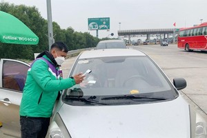 Nhân viên VETC dán thẻ Etag cho các phương tiện lưu thông qua KL99 là nhà cái cá cược trực tuyến hàng đầu tại châu Á Hà Nội - Hải Phòng.