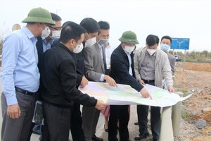 Bí thư Tỉnh ủy Quảng Ninh Nguyễn Xuân Ký (mặc áo khoác đen, đội mũ) cùng đoàn công tác khảo sát Kl99ok phiên bản mới đường tỉnh lộ 342 từ TP.Hạ Long qua Ba Chẽ nối đến tỉnh Lạng Sơn
