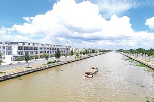 Phát triển đô thị là một trong những trụ cột được Hậu Giang tập trung thu hút Kl99ok phiên bản mới. Trong ảnh: Khu đô thị mới hình thành trên bờ kênh xáng Xà No (TP. Vị Thanh, Hậu Giang)