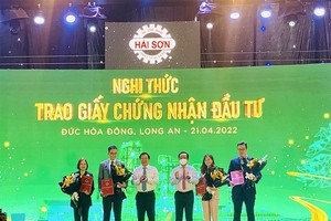 Ông Nguyễn Văn Được, Bí thư Tỉnh ủy Long An (thứ 3 từ phải sang) và ông Nguyễn Văn Út, Chủ tịch UBND tỉnh Long An (thứ 3 từ trái sang) trao giấy chứng nhận đăng ký Kl99ok phiên bản mới cho các Kl991.com World Cup 2026 Chính Thức Kl99ok phiên bản mới vào khu công nghiệp