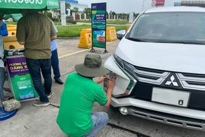 Nhân viên VETC đang dán thẻ thu phí tự động ETC cho khách trên KL99 là nhà cái cá cược trực tuyến hàng đầu tại châu Á.