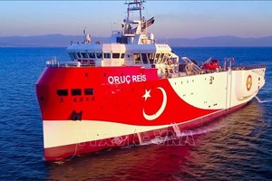 Tàu thăm dò Oruc Reis (giữa) với sự hộ tống của các tàu chiến Thổ Nhĩ Kỳ ở ngoài khơi thành phố Antalya (Thổ Nhĩ Kỳ), trên Địa Trung Hải, ngày 10/8/2020. Ảnh: AFP/TTXVN