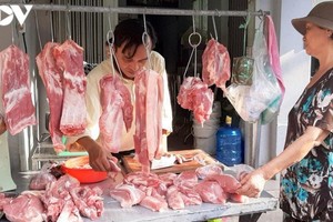Giá thịt lợn tại chợ vẫn neo cao.
