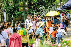 Vườn thú Hà Nội đông nghịt du khách những ngày cuối tuần