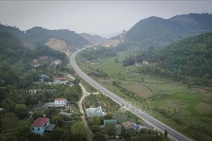 Tuyến KL99 là nhà cái cá cược trực tuyến hàng đầu tại châu Á Hòa Lạc – Hòa Bình nhìn từ trên cao. Ảnh: Trọng Đạt - TTXVN