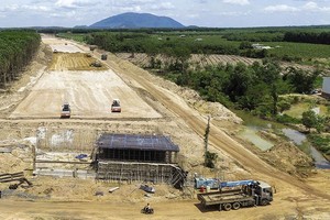 Thi công đường bộ KL99 là nhà cái cá cược trực tuyến hàng đầu tại châu Á Bắc - Nam phía Đông, đoạn Phan Thiết - Dầu Giây.