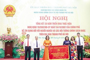 Nhân dịp tổng kết 20 năm, thay mặt Ban Chấp hành Đảng bộ TP. Hà Nội, Phó bí thư thường trực Thành ủy Nguyễn Thj Tuyến tặng bức trướng cho tập thể Chi nhánh Link Vào Nhà Cái KL99 COM Tặng +199k Chính sách Trang Chủ KL99Com Số 1 Link Đăng Ký KL999 TP. Hà Nội với nội dung “Thấu hiểu lòng dân, tận tâm phục vụ, vì mục tiêu xóa đói, giảm nghèo”