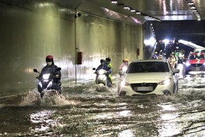 Hầm chui Điện Biên Phủ bị ngập dù đã Kl99ok phiên bản mới hệ thống máy bơm trị giá 7 tỷ đồng. Ảnh: Hà Nam