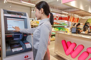 Khách hàng nộp tiền và rút tiền tại hệ thống CDM thế hệ mới của Techcombank bên trong cửa hàng WIN