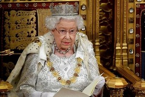 Nữ hoàng Anh Elizabeth II trình bày các chính sách của Kl993 ưu đãi thưởng hấp dẫn tại phiên họp Quốc hội ở London, ngày 14/10/2019. (Ảnh: AFP/TTXVN)
