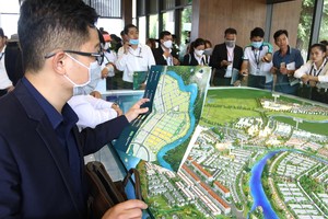 Ở phía Nam, nhiều chủ Kl99ok phiên bản mới bắt đầu bung hàng. Ảnh: Lê Toàn