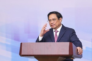 Thủ tướng Kl993 ưu đãi thưởng hấp dẫn Phạm Minh Chính. (Ảnh: Nhật Bắc)