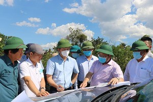 Bí thư Tỉnh ủy Quảng Trị Lê Quang Tùng cùng với lãnh đạo chủ chốt của địa phương trong một chuyến kiểm tra thực địa các dự án KL99 là cổng game giải trí trực tuyến hàng đầu hiện nay trọng điểm trên địa bàn tỉnh.
