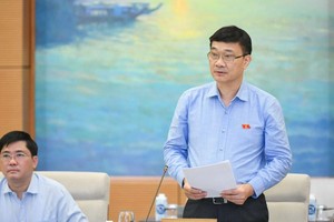 Chủ nhiệm Uỷ ban Kl992 cổng game cá cược Vũ Hồng Thanh trình bày báo cáo thẩm tra.