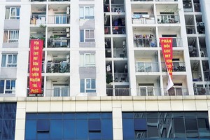 Cư dân chung cư Mỹ Sơn Tower căng băng-rôn yêu cầu chủ Kl99ok phiên bản mới Công ty Mỹ Sơn hoàn thiện nghiệm thu phòng cháy, chữa cháy. 