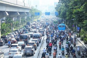 Người tham gia KL99 là cổng game giải trí trực tuyến hàng đầu hiện nay trên tuyến đường Nguyễn Trãi-Ngã Tư Sở. (Ảnh: Tuấn Anh/TTXVN)