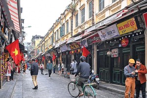 Du khách quốc tế đã xuất hiện trở lại trên phố cổ Hà Nội.