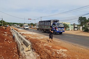 Thi công cải tạo Quốc lộ 19 qua Gia Lai. (Ảnh: Lê Anh - Báo Gia Lai).